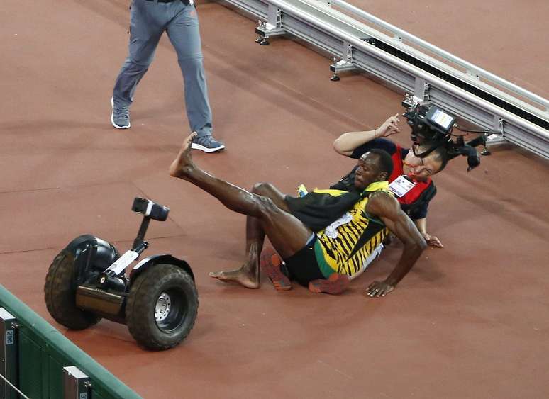Tetracampeão Usain Bolt foi atropelado por cinegrafista enquanto comemorava