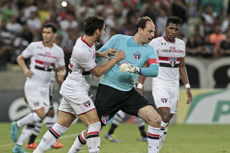 Jogadores do São Paulo comemoram primeiro gol da partida, marcado por Rogério Ceni