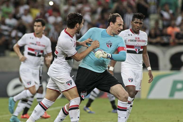 Jogadores do S&atilde;o Paulo comemoram primeiro gol da partida, marcado por Rog&eacute;rio Ceni