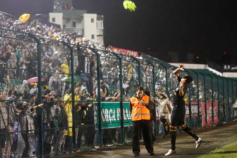 Jogadores do Figueirense comemoram classificação heróica com a torcida