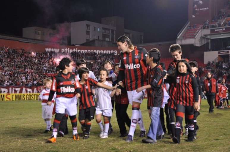 Nem mesmo o apoio das crianças ajudou o Atlético-PR contra o Flamengo, em 2011