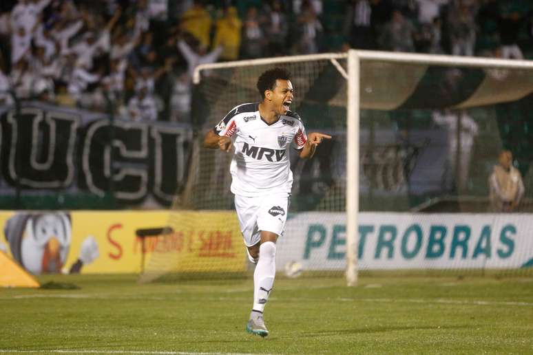 Zagueiro Edcarlos comemora o seu gol diante do Figueirense