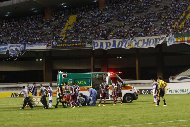 Volante Edson, do Fluminense, deixa o campo de ambulância com suspeita de afundamento de crânio