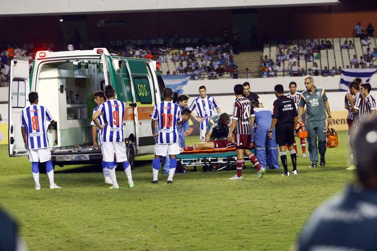 Edson é atendido em ambulância após receber cotovelada no rosto durante a partida