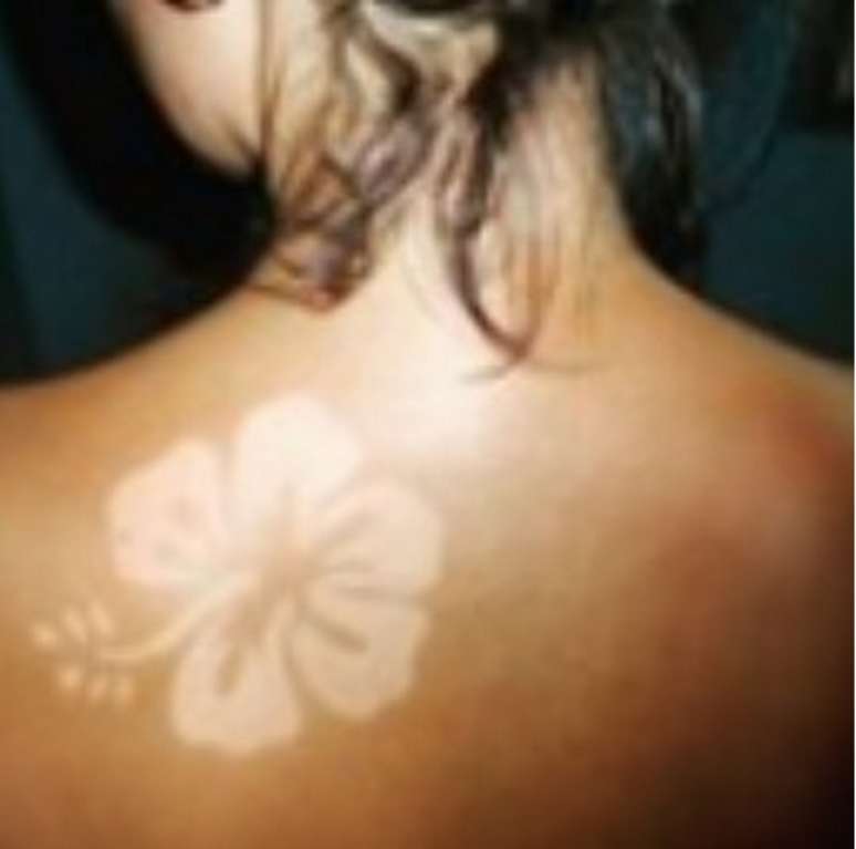 Mulher exibe &#034;tatuagem&#034; de flor adquirida por meio da Sunburn Art