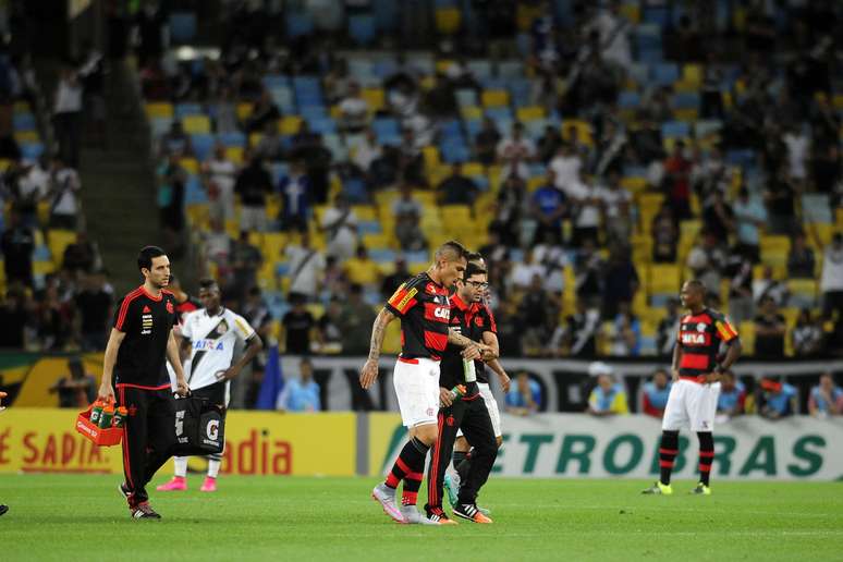 Guerrero deixa o campo machucado e vê de fora a eliminação do Flamengo