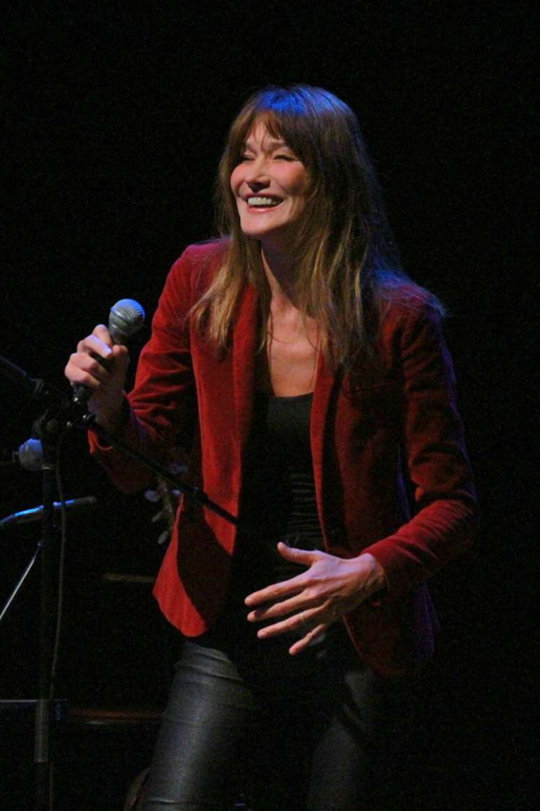 Carla Bruni durante apresentação em São Paulo, nesta quarta-feira (26)