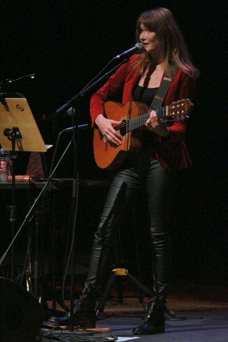 Carla Bruni durante apresentação em São Paulo, nesta quarta-feira (26)