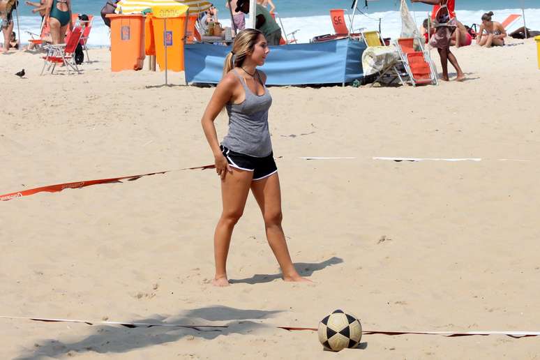 Carol Portaluppi futevôlei na praia de Ipanema, no Rio, nesta quinta-feira (27)