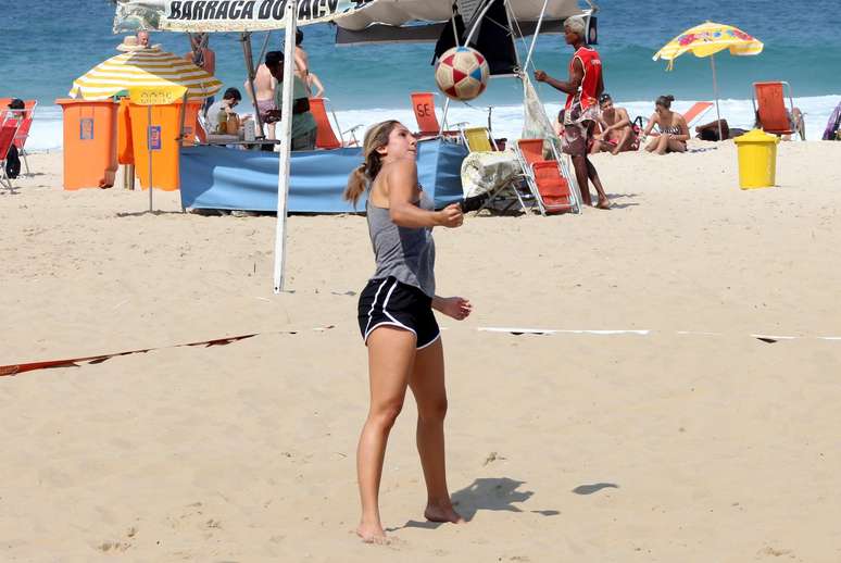 Carol Portaluppi domina bola durante partida de futevôlei, na praia de Ipanema, no Rio, nesta quinta-feira (27)
