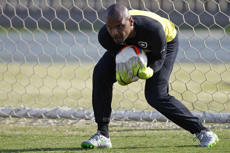 Jefferson sentiu o ombro durante o treino do Botafogo nesta quinta (27)