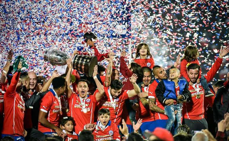 Jogadores do Chile comemoram o título da Copa América depois da vitória sobre a Argentina