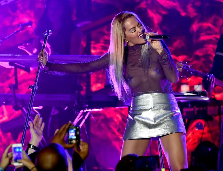 Rita Ora cobre seios com estrelinhas adesivas em show de Los Angeles, na noite desta quarta-feira (26)