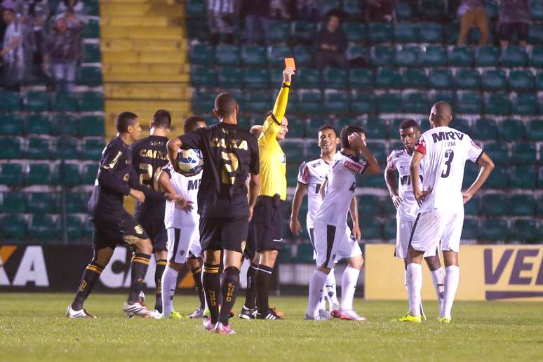 Leonardo Silva reclama do cartão vermelho recebido ainda no primeiro tempo da partida