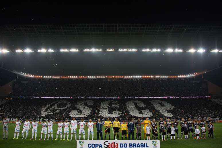 Torcida do Corinthians compareceu em bom número e preparou um mosaico para receber os jogadores