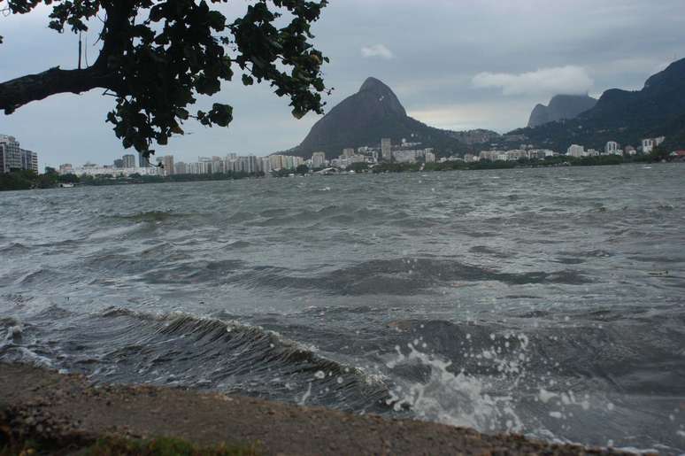 Ondas e ventos fortes na região da Lagoa Rodrigo de Freitas, zona sul do Rio de Janeiro.