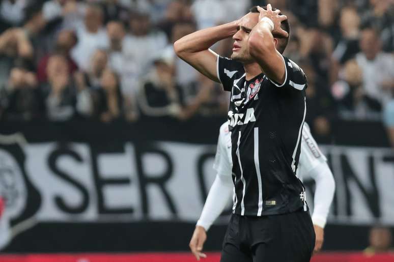 Renato Augusto lamenta noite apagada do Corinthians e nova eliminação em Itaquera