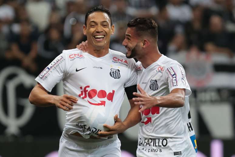 Ricardo Oliveira homenageou esposa grávida durante comemoração de gol