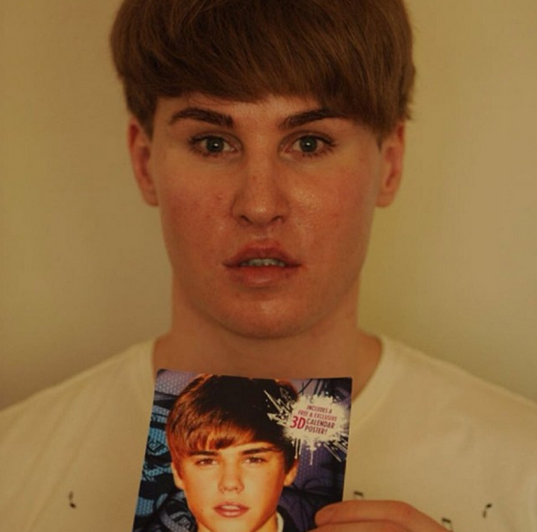Toby Sheldon segura capa de um CD de Justin Bieber para mostrar a suposta semelhança entre eles