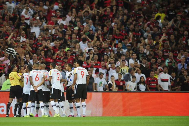 Vascaínos reclamaram muito do gol polêmico marcado pelo Flamengo