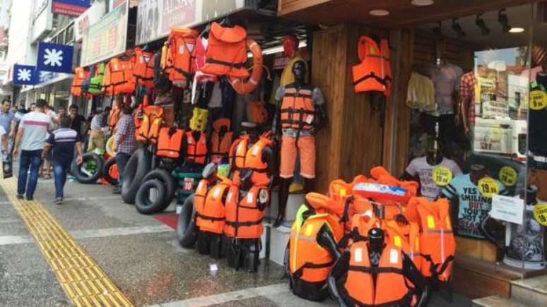 Comerciantes de Izmir, na costa da Turquia, encontraram um novo nicho de mercado: a venda de coletes para imigrantes ilegais que tentam alcançar a Grécia pelo mar