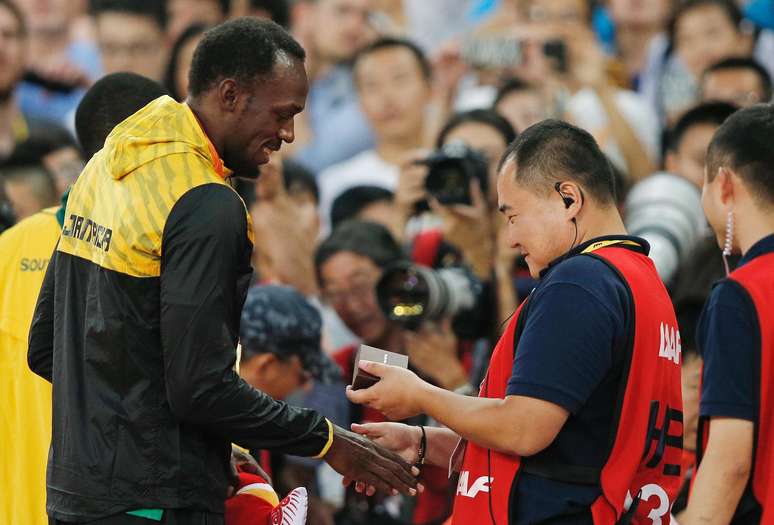 Cinegrafista entrega presente a Usain Bolt
