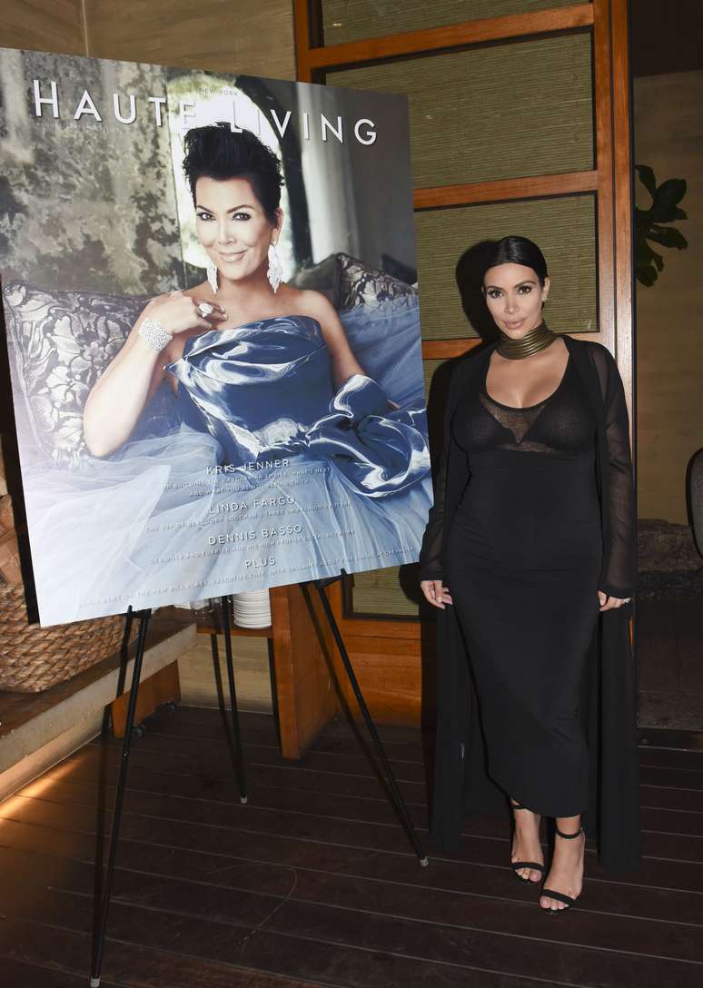 Kim Kardashian West exibe barrigão ao prestigiar festa da revista que leva sua mãe, Kris Jenner, na capa, no dia 24 de agosto, em Malibu, Califórnia 