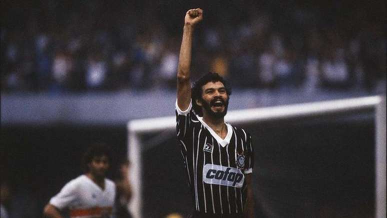 O ídolo em imagens: A bela história de Sócrates pelo Corinthians