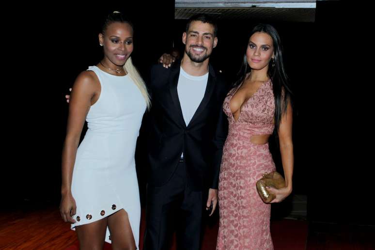 Cauã Reymond ao lado das atrizes Roberta Rodrigues (à esq.) e Letícia Lima na festa de lançamento de &#034;A Regra do Jogo&#034;, nesta quinta-feira (27)