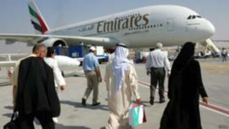 Em algumas aeronaves A380 dos voos ultralongos da Emirates há suítes privativas com banheiros