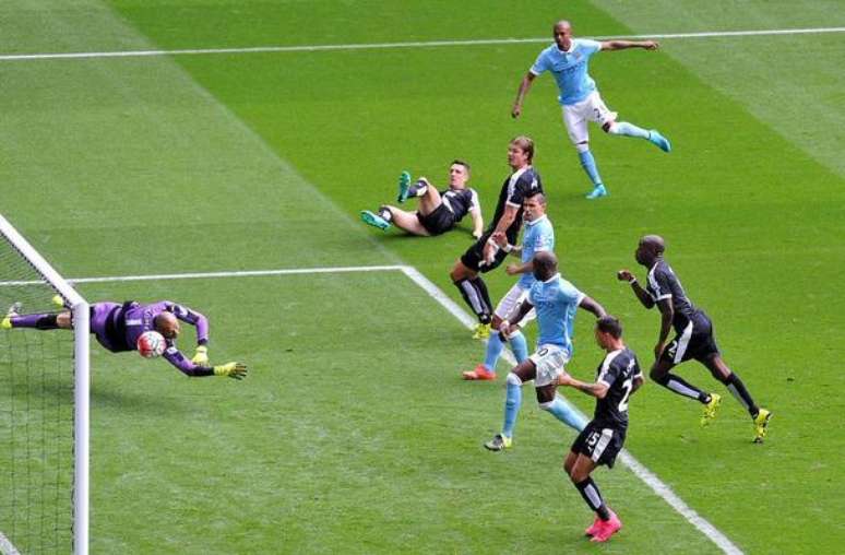 Fernadinho chuta para marcar mais um gol pelo City