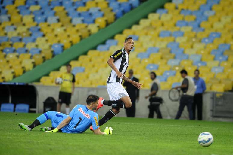 Marcão escapou de Guiñazú no último minuto e bateu na saída do goleiro Martin Silva