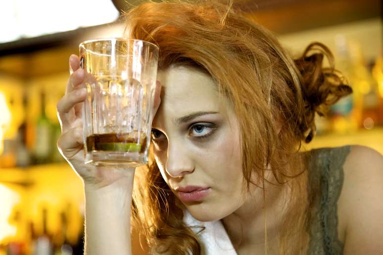 Beber água não acabar com o mal-estar, a dor de cabeça e as náuseas