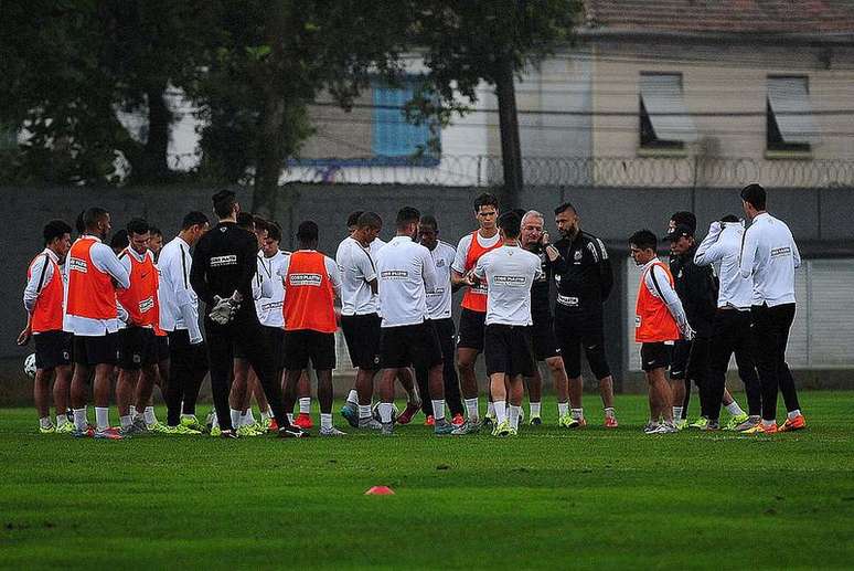 Santos treina no CT Rei Pelé