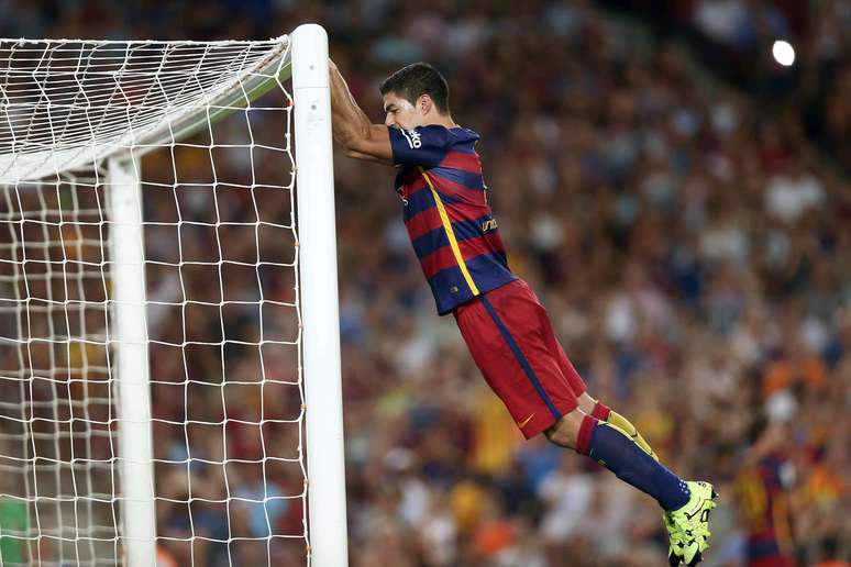 Luis Suárez se pendura na trave após chance perdida de gol
