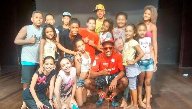 Dodo posa com crianças na Vila Kennedy no Rio