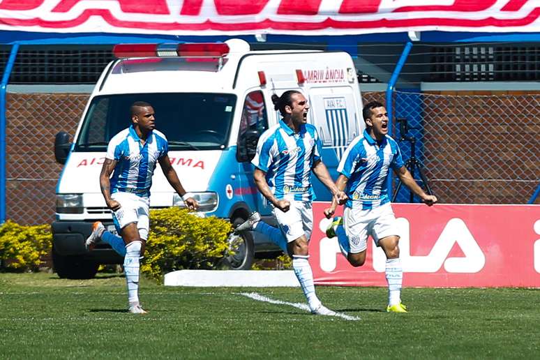 L&eacute;o Gamalho foi o nome do jogo, com dois gols