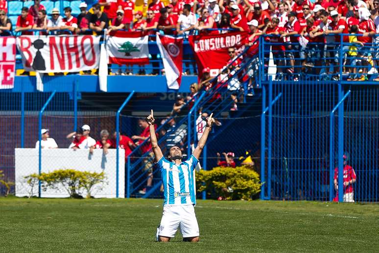 L&eacute;o Gamalho comemora um de seus gols contra o Inter