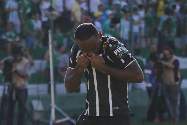 Vagner Love beija a camisa do Corinthians após marcar gol