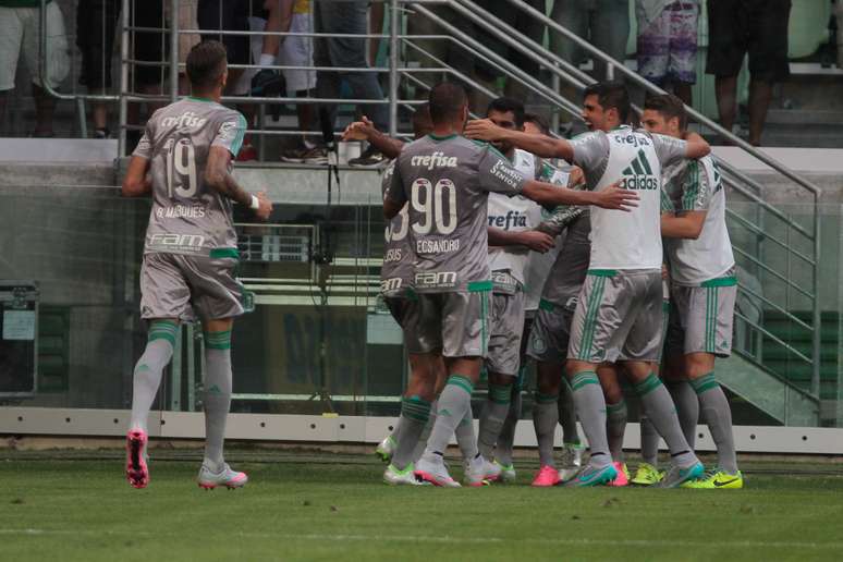 Com uniforme cinza, Palmeiras passa sufoco contra o Joinville, mas sai vitorioso