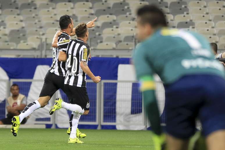 Fábio não conseguiu segurar chute de fora da área de Ricardo Oliveira: 1 x 0 para o Santos