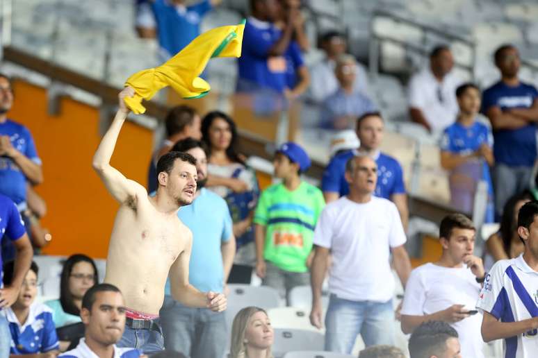 Ao apito final, torcida do Cruzeiro já se despediu de Luxemburgo: &#034;adeus, Luxa&#034;