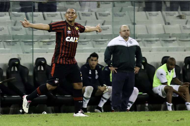 Walter mostrou faro de gol mais uma vez: dois gols contra o ex-clube