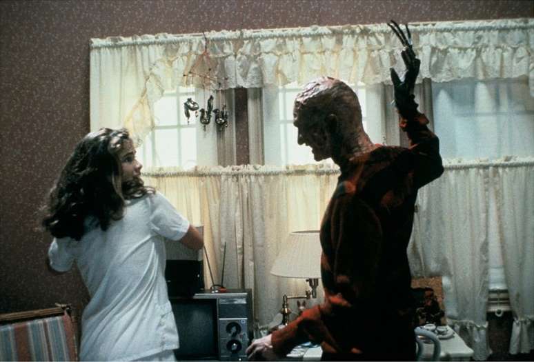 Heather Langenkamp e Robert Englund em cena de A Hora do Pesadelo (1984)