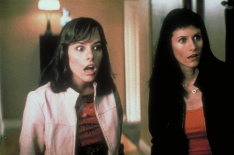 Atrizes Parker Posey (à esq.) e Courteney Cox no filme &#034;Pânico 3&#034;, com direção de Wes Craven