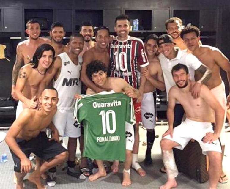 Ronaldinho vai ao vestiário do Atlético-MG após jogo no Maracanã