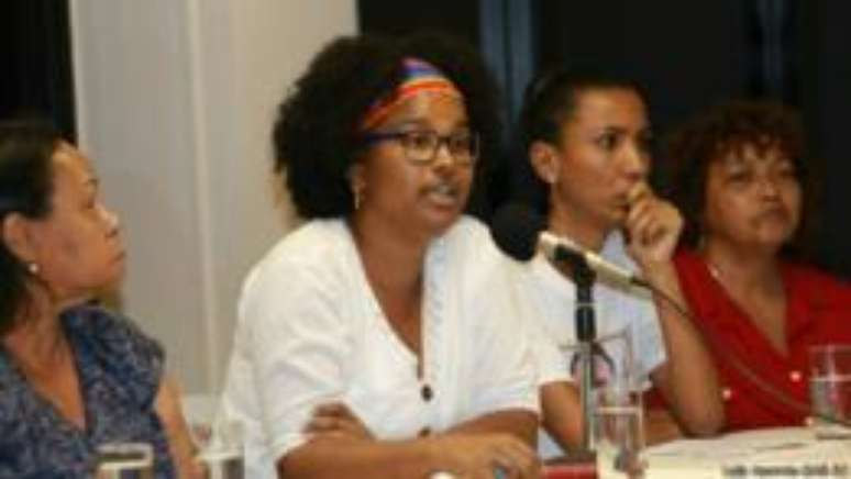 Aline Leite, irm&atilde; da desaparecida de Acari Cristiane Leite