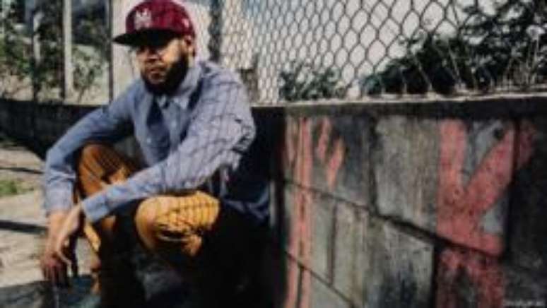 'Todo mundo est&aacute; acostumado na realidade brasileira a ver os pretos numa pris&atilde;o perp&eacute;tua atr&aacute;s de uma vassoura', diz Emicida