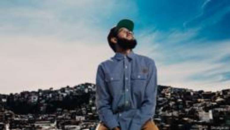 Emicida foi &agrave; &Aacute;frica para procurar as suas ra&iacute;zes: 'a gente quer sugerir que o Brasil reflita sobre o quanto ele deve &agrave; &Aacute;frica'