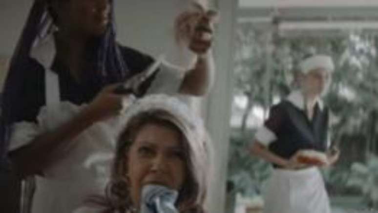 Trecho do clipe da música "Boa Esperança", a música de trabalho de Emicida no novo álbum; o vídeo mostra uma 'rebelião' dos empregados domésticos em uma mansão